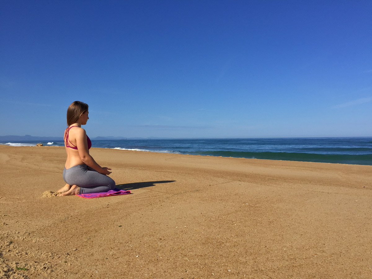 méditation face à l'océan à la plage de la pointe